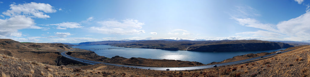 COLORADO RIVER RUNING THROUGH MOUNTAINS