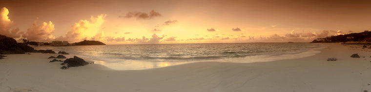 SUNSET OVER THE VAST OCEAN