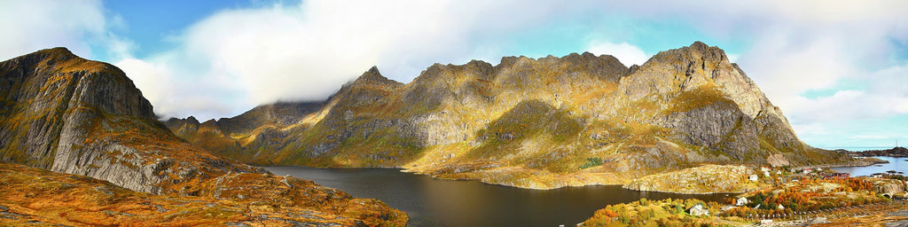 MOUNTAIN RANGE IN THE FALL